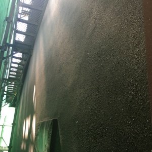 吹付け塗装の様子